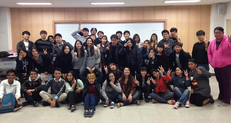  
Fifteen students from the Philippines and their Korean fellowship mates post for a group photo after taking part in a getting-to-know-you activity at Daejin University in Pocheon, Gyeonggi-do Province.
